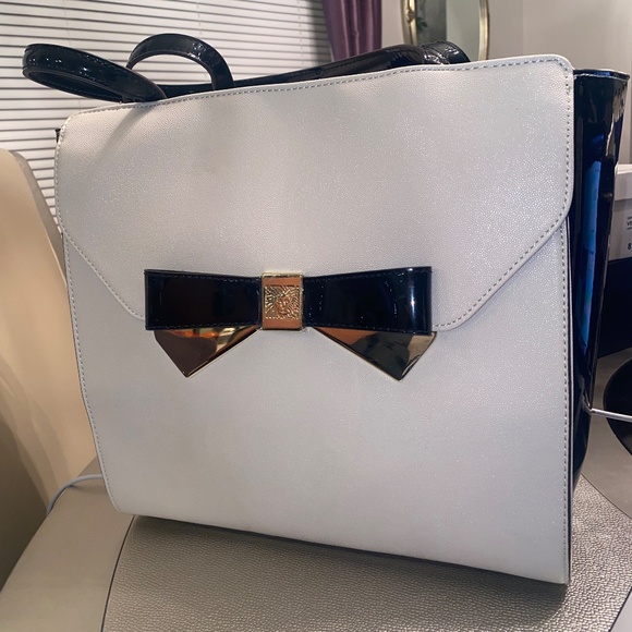 Leather Anne Klein Tote White and Black with Patent Leather Sides and trim - Picture 5 of 6